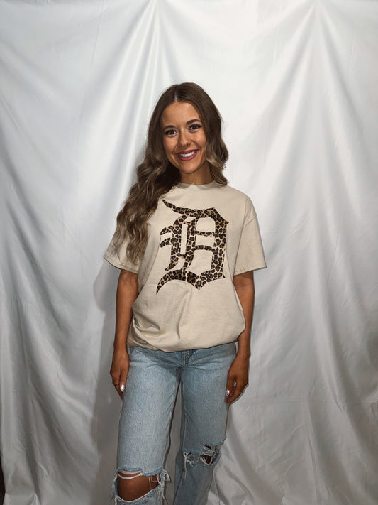 Leopard Old English D Tee - Sand